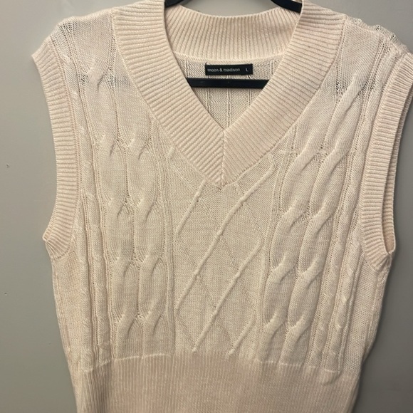 Moon and Madison sweater vest in a size large. - Picture 3 of 5